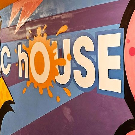Arc House Pop Art Hostel Madrid Exterior photo