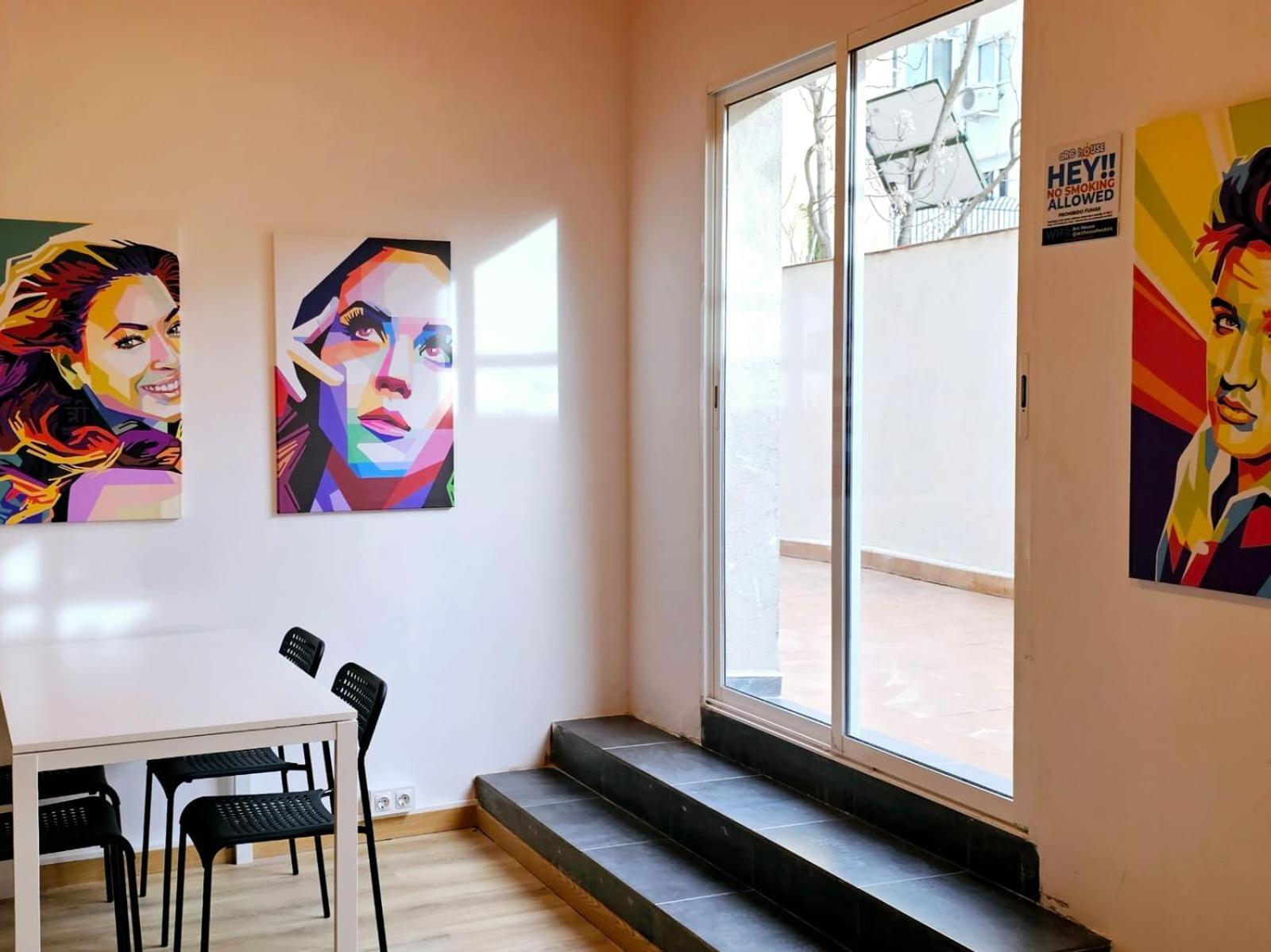 Arc House Pop Art Hostel Madrid Exterior photo